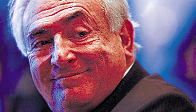 Strauss Kahn, Expresidente del FMI. En 2002, el presidente del Fondo Monetario Internacional, Dominique Strauss Kahn, fue acusado por la periodista Tristane Banon de agresión sexual. Luego de esto, la empleada de un hotel acusó al diplomático de intento de violación. Finalmente en 2012, sus abogados lograron un acuerdo poniendo que cerró el caso. El 18 de enero de 2011 renunció a su cargo.