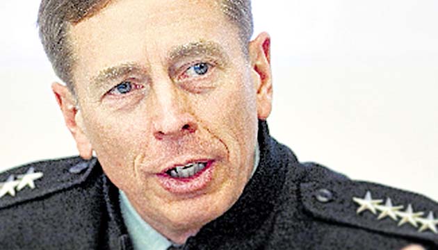 David petraeus, El exdirector de la CIA. Petraeus dimitió como director de la Agencia de Inteligencia estadounidense el 9 de noviembre de 2012, tras verse involucrado en una relación extramarital con la biógrafa Paula Broadwell.