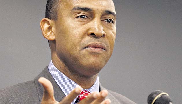 Patrick Cannon, era el alcalde de Charlotte, en Carolina del Norte, EE.UU. El pasado miércoles fue arrestado y acusado de aceptar más de 48,000 dólares en incentivos por agentes del FBI que se hicieron pasar por promotores urbanos interesados en hacer negocios en su ciudad.(AP)