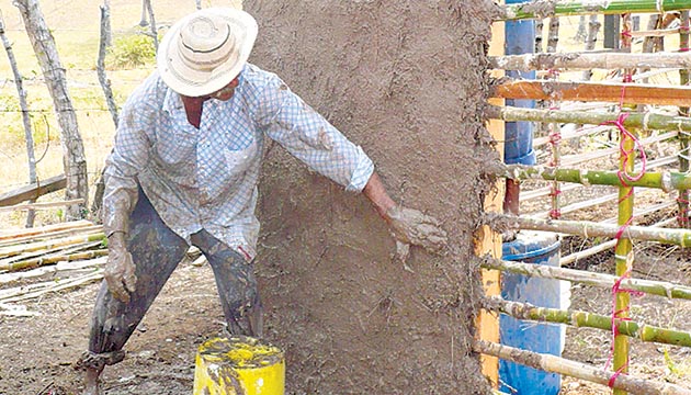 La madera que se utiliza para dar forma a la casa es la cañaza.(Zenaida Vásquez )