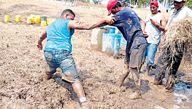 Hay que tener piernas fuertes para pisar el barro.