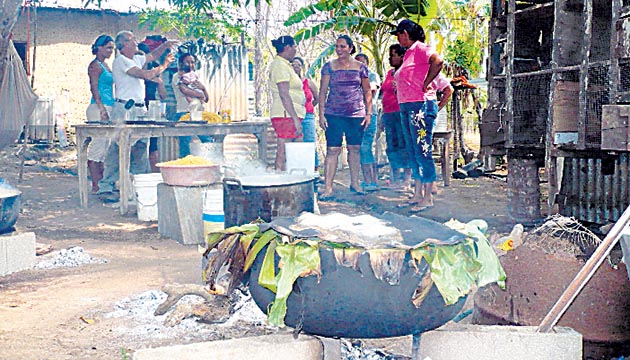 Las mujeres cocinan y reparten comida con chicha de maíz viejo.