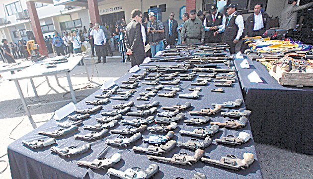 Entrega de armas no saca de las calles la escalada de violencia que provoca el fenómeno pandilleril