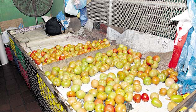 Los vendedores del Mercado de Abastos tratan de vender los productos, aunque con menor calidad.(Archivo)