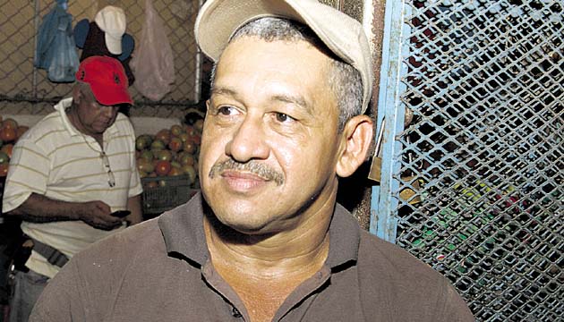 Diener Morales - Comerciante en Mercado de Abastos: Los comerciantes chinos solo llevan la mercancía para cumplir y ya no compran como antes porque tampoco están ganando