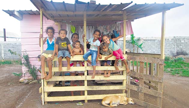Dayana, junto a sus 6 hijos, espera ser reubicada en un mejor sitio.(Adiel Bonilla )