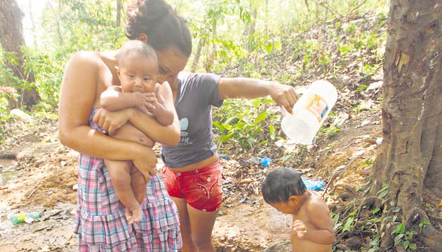 La falta de servicios básicos pone en riesgo la salud de los niños.(Carlos Lemos)