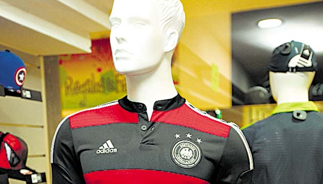 Los maniquíes visten los uniformes de los equipos más seguidos.(Anayansi Gamez)