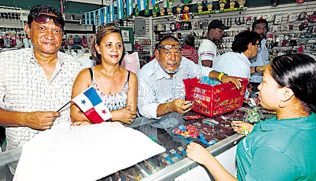 Sentimiento. Panamá no participará en el Mundial de Brasil 2014, no obstante, los istmeños nunca se olvidan de llevar algo que les recuerde a su país.(Anayansi Gamez)