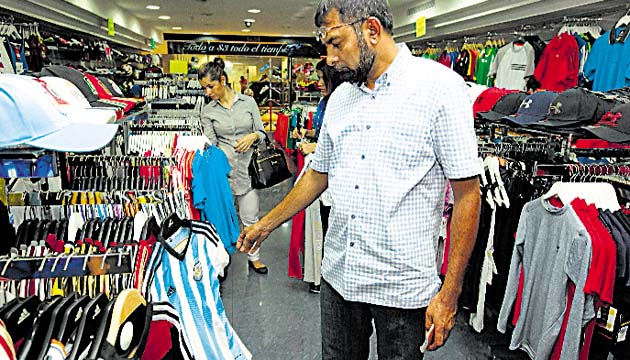 Afición. Las camisetas son la mejor manera de expresar el favoritismo hacia un equipo, por lo que la mayoría del público no duda en adquirir la suya.(Anayansi Gamez)