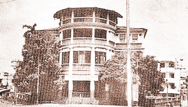 Donde hoy opera un lavaautos y una fonda de comida colombiana, estuvo un edificio de estilo neoclásico francés que se construyó en 1914 por orden del entonces alcalde del distrito capital Domingo Díaz Arosemena. En sus inicios funcionó como Casino Calidonia, luego fue el hotel Bella Vista y a partir de 1954 hasta 2001, funcionó como sede del Instituto Justo Arosemena o IJA Casino. Su derribo ocurrió en 2003 y en nuestros tiempos se utiliza como sitio de negocios de microempresarios.