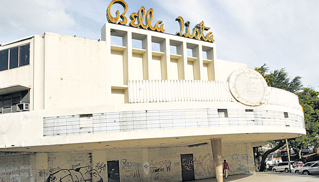 El famoso teatro Bella Vista, se ubica entre Avenida España Central y Calle 42 Este, Bella Vista. Este edificio que estuvo en pie durante 61 años, fue derrumbado en 2012 para darle paso a un proyecto inmobiliario que albergará 37 pisos residenciales. Sin embargo, después de dos años de su demolición, el lugar sigue siendo un solar de escombros. “Los que por allí pasan recuerdan el diseño cursivo de las letras que de noche se encendían en neón”, cuenta Víctor Julio Ibáñez Jr., hijo de un inmigrante colombiano que hoy tiene una barbería en la avenida Central.