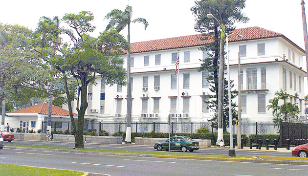 Luego de funcionar durante 69 años como sede diplomática del Gobierno de los Estados Unidos, esta estructura construida a un costo de $366,719.00, fue derribada a finales del 2009. Desde su destrucción se especuló con el futuro de 4,851 metros cuadrados que hoy se mantiene como otro lote baldío, en el centro de la ciudad. Primero se dijo que allí se construiría un edificio que albergaría la Ciudad Gubernamental, pero la iniciativa no avanzó. Lo último que se informó fue que se construirá la nueva sede del Hospital del Niño de Panamá.