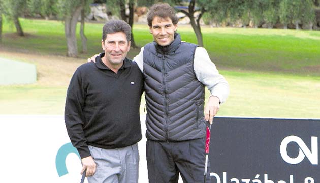 El tenista posa junto al golfista José María Olazábal en la edición del año pasado del torneo benéfico que organizaron en conjunto.