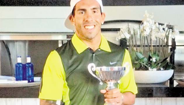 Tevez, que tiene 13 de handicap, mostró que no solo juega bien al fútbol, sino que también se defiende en el golf. Ganó hace unos días el “Fuerte Apache Open”.