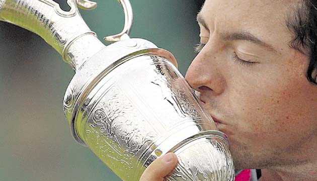 El golfista norirlandés besa la jarra de clarete que ganó en Inglaterra.(AP)