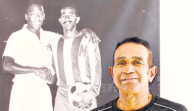 “Cascarita” posa junto a la fotografía que se hizo con Pelé.(Anayansi Gamez)