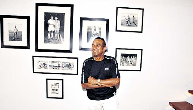 Ambiente de fútbol. Este restaurante cuenta con diversos pósteres y fotografías de futbolistas como Maradona y Messi. La más llamativa, la de “Cascarita” posando junto a “Pelé”.
