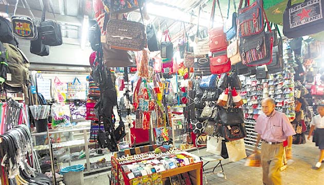 Fachadas para comercializar productos ilegales. Los buhoneros nacionales exigen que los operativos se enfoquen en los extranjeros.