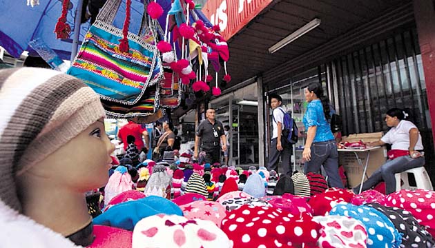 Los más buscados. Las inversiones van desde los $1,000 a los $5,000, pero las ganancias, según los buhoneros, alcanzan los $20 diarios. Los productos más buscados son lentes, bolsas, mochilas, suéteres y gorras.