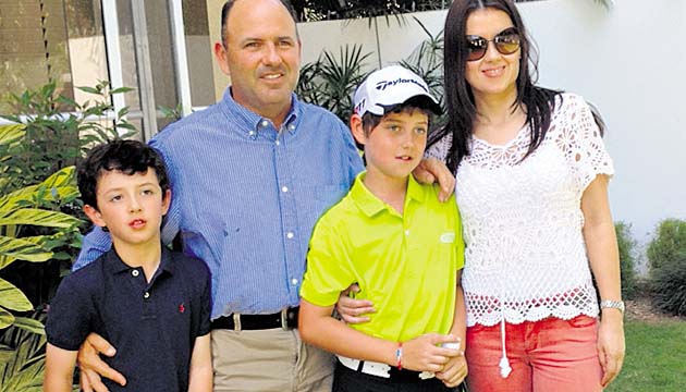 2. Los hermanos Ducruet junto a sus padres, quienes los han apoyado.