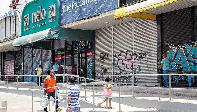 En Vía Argentina, empresarios tuvieron que cerrar sus comercios y buscar otro lugar.(Edwin González)