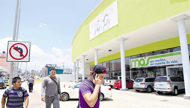 Las ventas de algunos comercios en zonas próximas al metro se han beneficiado.(Edwin González)
