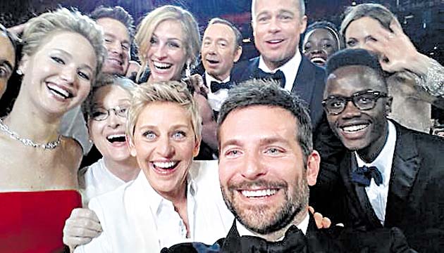 No puede faltar la autofoto más famosa del momento, la de la entrega de los Oscar 2014, en la que en una misma foto se tiene una constelación de estrellas en un momento espontáneo. Es una de las más vistas en el mundo.