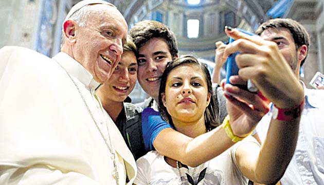 El papa Francisco rompió el protocolo de la iglesia tras aparecer visiblemente cómodo en un 'selfie' con un grupo de adolescentes en una visita al Vaticano. El papa, de 76 años, ha roto varias veces con la tradición del Vaticano desde su elección en marzo.