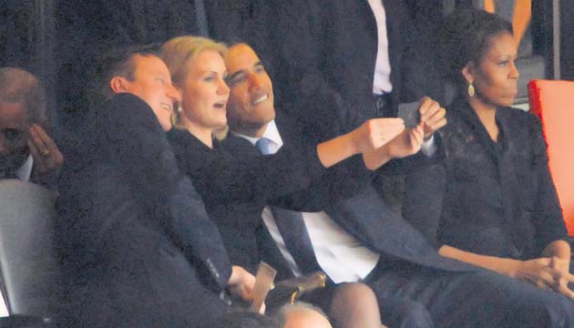 El presidente de EE.UU., Barack Obama fue muy criticado tras ser captado tomándose un ‘selfie’ con la guapa primera ministra de Dinamarca, Thorning Schmidt, en pleno funeral de Mandela.