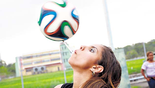 Susan, realizando uno de sus trucos más impresionantes con un balón y un lápiz de por medio.(Anayansi Gamez)