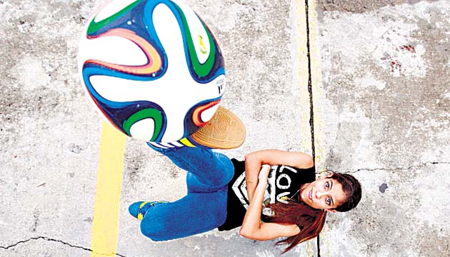 La chica del “freestyle” tiene una facilidad única para dominar la pelota desde el suelo.(Anayansi Gamez)