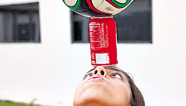 Usó hasta una lata de soda para hacer un truco.(Anayansi Gamez)
