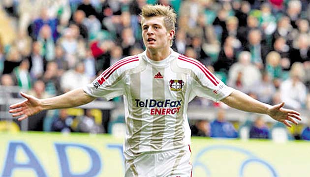 Entre 2007 y 2010, Toni Kroos estuvo cedido al Bayer Leverkusen, donde empezó a destacar en la Bundesliga. Con este equipo disputó 43 partidos (32 como titular) y convirtió diez goles.
