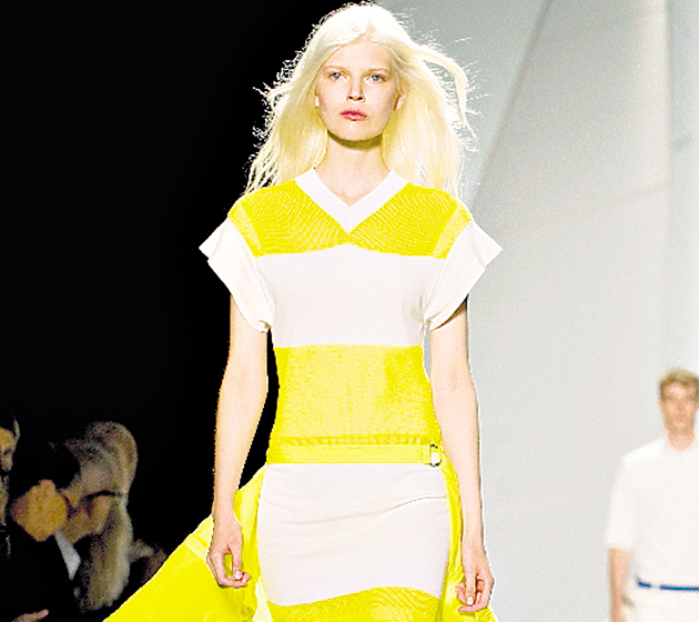 Bicolor. El amarillo cobra vida nuevamente para esta temporada. El famoso lagarto verde, Lacoste, dejó claro que la elegancia se observa y se luce en dos colores imponentes: amarillo y blanco.