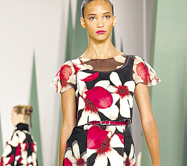 Carolina Herrera. La diseñadora venezolana no quiso desapartar el clásico negro de su reciente colección. Se muestra en este vestido largo con flores en blanco y rojo.