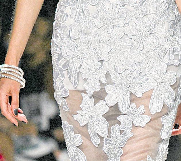Detalles. En los accesorios, los tonos pasteles y vibrantes se mantienen. Además, el estampado floral aparece en las más delicadas telas.