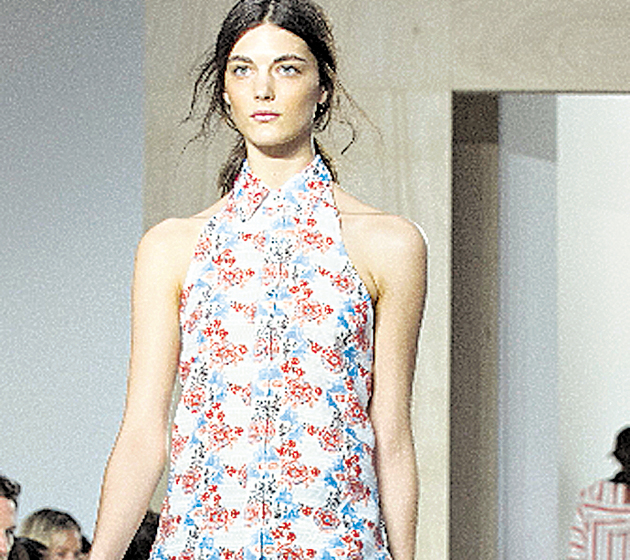 Para el día. Ideal para ir al trabajo, una reunión con amigas o para pasear. La blusa sorprende con su delicada textura.