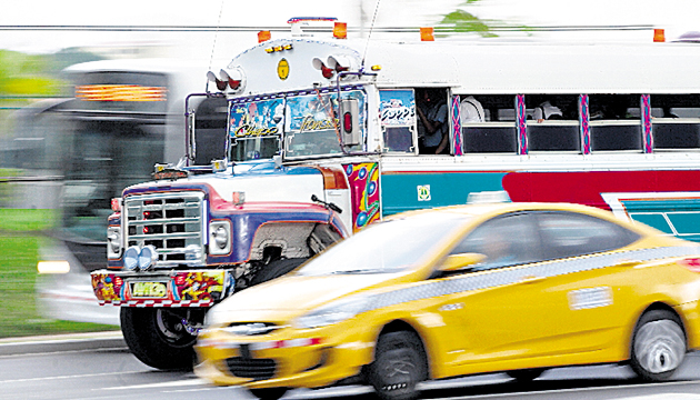 El retorno de los ‘diablos’. Con el argumento de que hay cientos de transportistas de buses ‘diablos rojos’ que no han recibido la compensación decidieron salir a las calles para prestar el servicio y socorrer a los usuarios que se quejan del sistema metrobús.