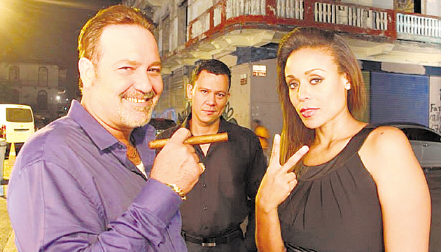 La actriz junto a otros actores en una de sus escenas en ‘Kimura’.(Archivo.)