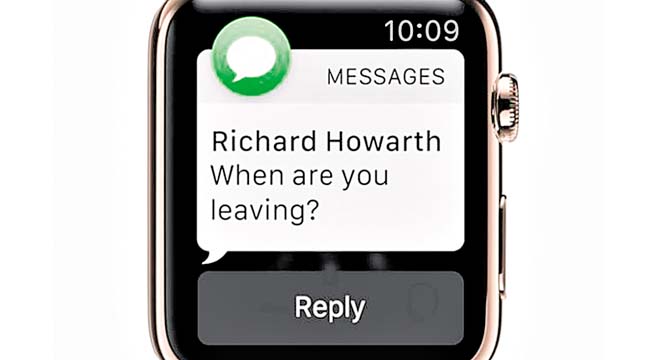 Una vez hayamos recibido la notificación, podemos elegir leerlo, borrarlo o responder. El envío de mensajes también es bastante fácil, gracias al dictado y respuestas inteligentes con Siri. Solo debes decirle lo que quieres escribir y ella lo enviará.