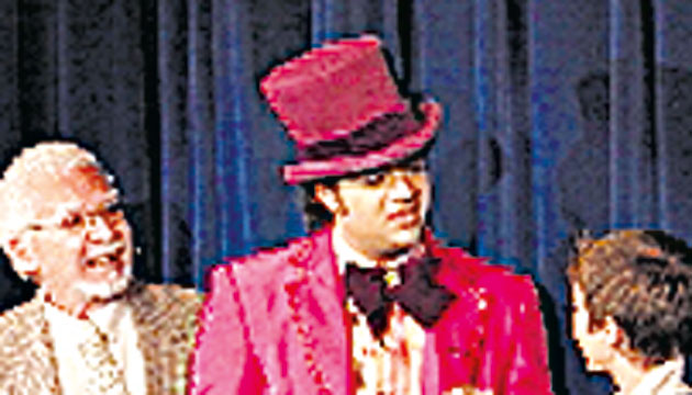 En el montaje “Charlie y la fábrica de chocolates”, como el abuelito de Charlie Bucket (Robert Jerjen), al centro. También, Willy Wonka (Andrés Morales).