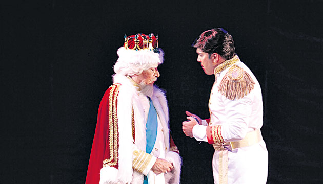Un papel donde encaja muy bien es el de rey. En “Cenicienta, el musical”, estuvo muy orondo junto a la reina, interpretada por Yescenia Navarro.