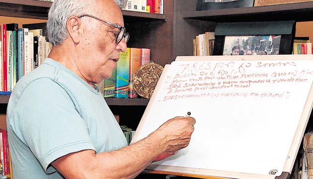 Planea. Douglas es un hombre muy organizado, lo cual le ha resultado muy útil en la vida.