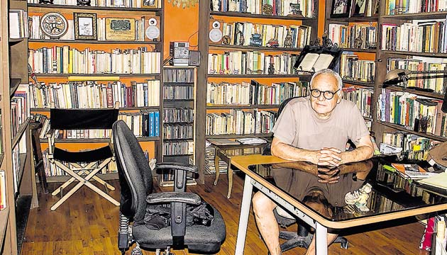 Se nutre de la savia de los libros. En su biblioteca se siente muy a gusto.