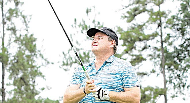 5. El golfista aficionado Edgar Baca mira la trayectoria de la pelota.