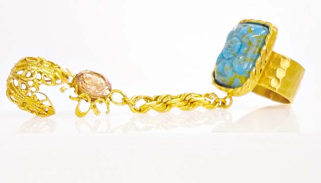 Sofisticación. Melina Typaldos presenta este collar con cadena de eslaboles gruesos y dijes de piedras y este anillo atemporal, con cadena y piedra turquesa y piedra ámbar.