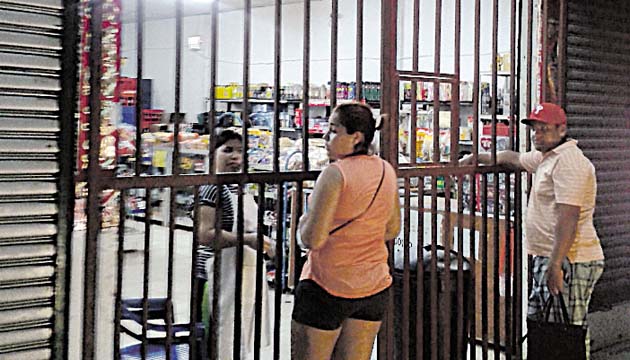 Encerrados. Los comerciantes y residentes de las llamadas “zonas rojas” viven encerrados dentro de sus casas y comercios, como medida de seguridad, por temor a ser víctimas de la violencia que existe en estos sectores.(Pablo Castillo)