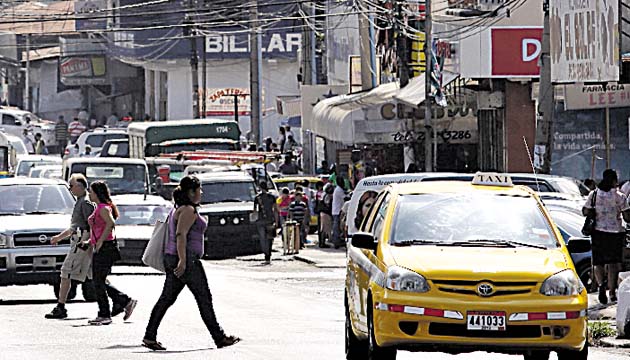 Taxistas, preocupados. Jorge Gracianis, del Sindicato de Transportes Generales de La Chorrera, dijo que los taxistas durante el día hacen todas las carreras, pero en la noche todo cambia debido a que hay puntos donde no se puede entrar.(Edwin González )