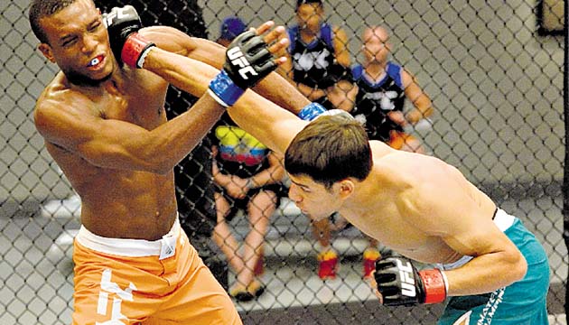 Golpes directos. Yair “Pantera” Rodríguez (dcha.) siempre buscó la quijada de Humberto Brown para que este perdiera el equilibrio dentro del octágono.(Cortesía Getty Images)